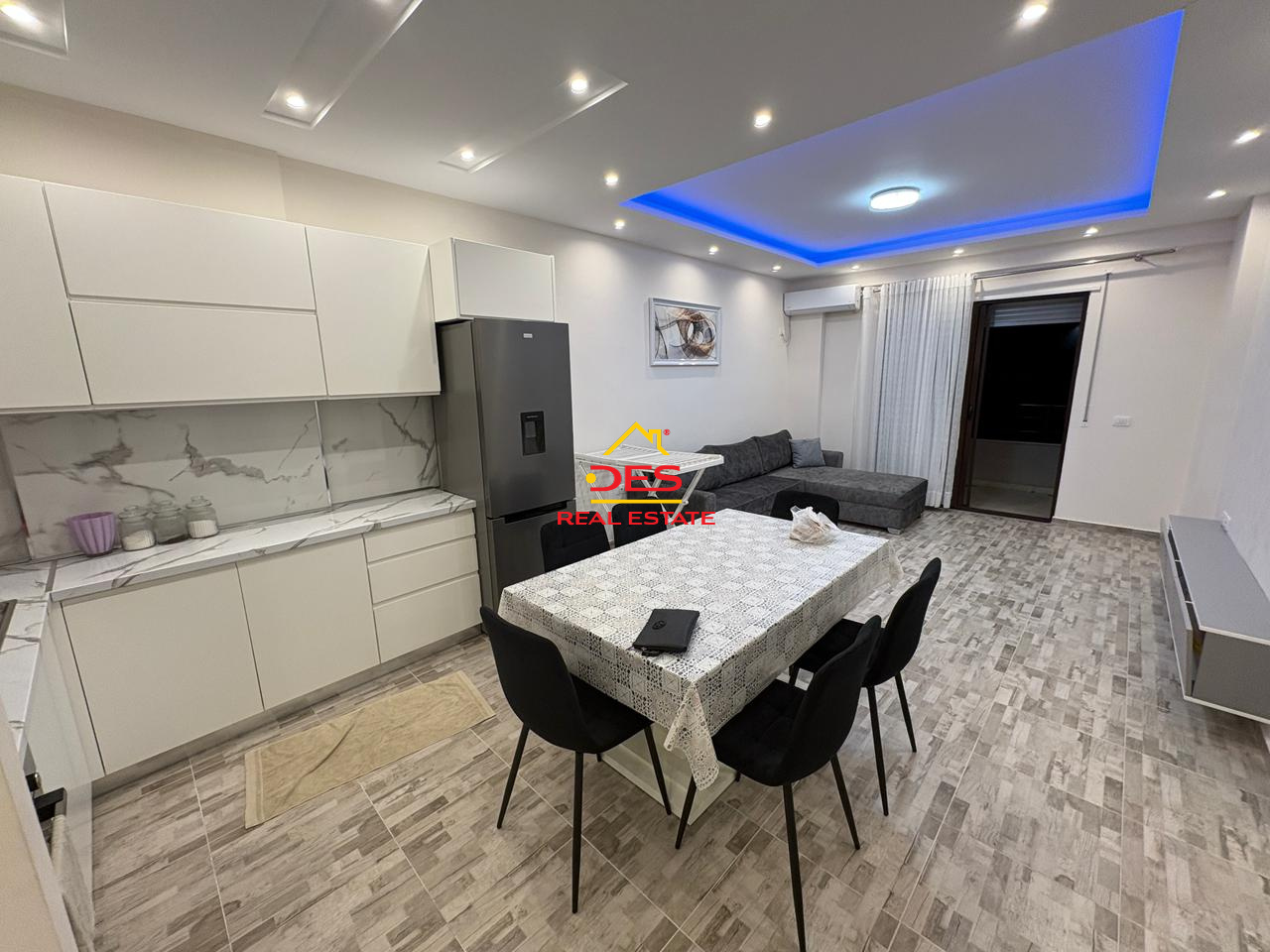 🌇🏡 JEPET ME QIRA APARTAMENT 2+1+2 TE ISH KOMBINATI I PESHKUT, VLORË